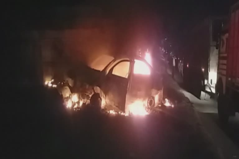 Car caught fire after hitting the divider in Dhanbad