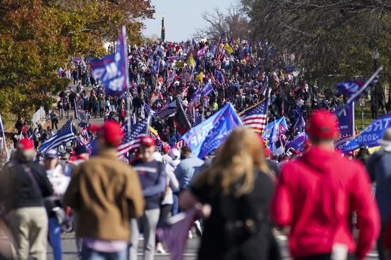 Police use pepper spray to scatter Leftists in DC after attacks on Trump's fans