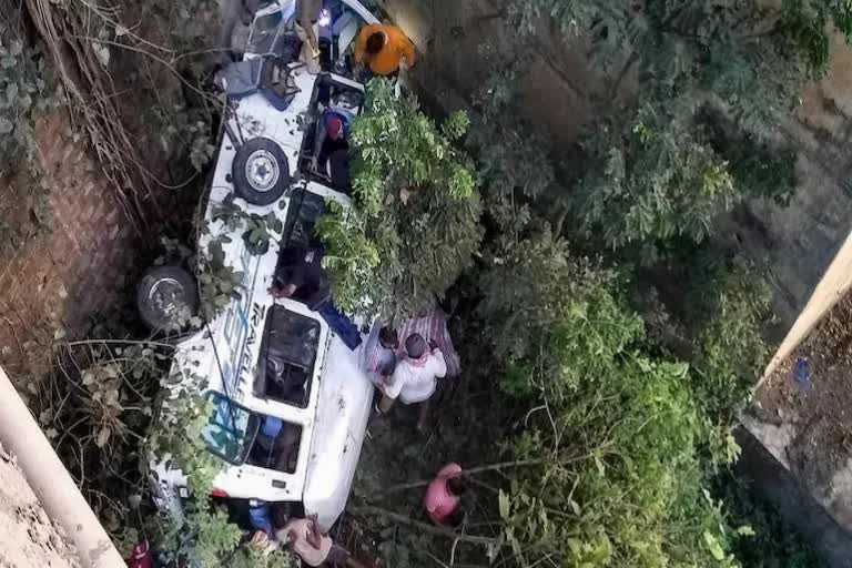 Maharashtra: Bus falls off bridge in Satara, 5 of family dead, 8 others injured