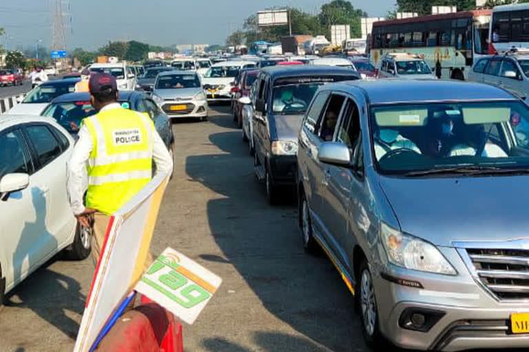 traffic jam on mumbai pune highway