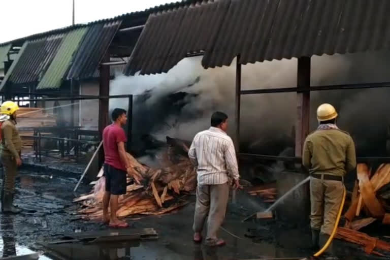 বৈদ্যবাটিতে প্লাইউড কারখানায় আগুন