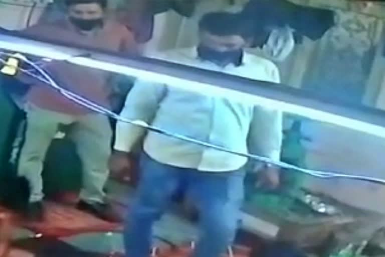 gita-jewelery-shop-in-bangalore-attacked-by-fake-police