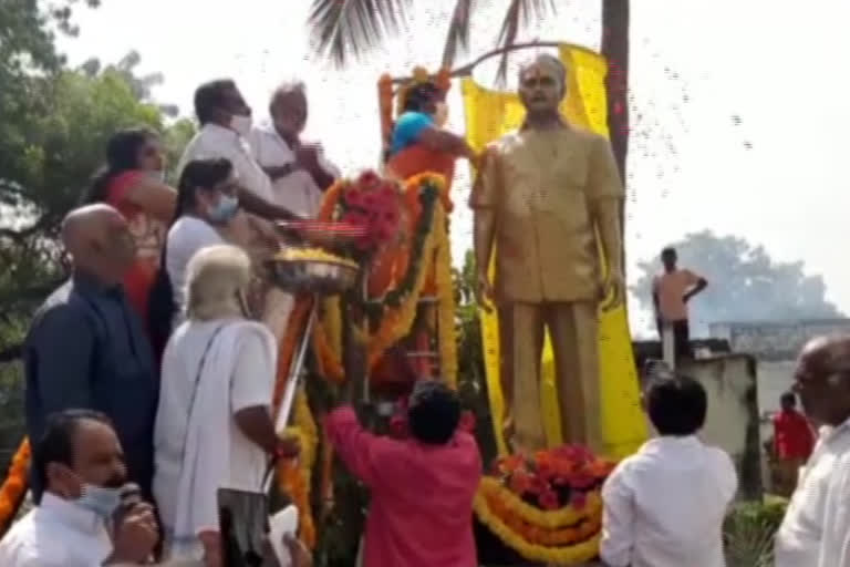 statue opening