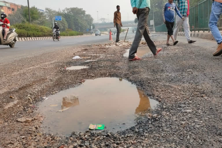 water filled on ring road due to delhi jal board negligence