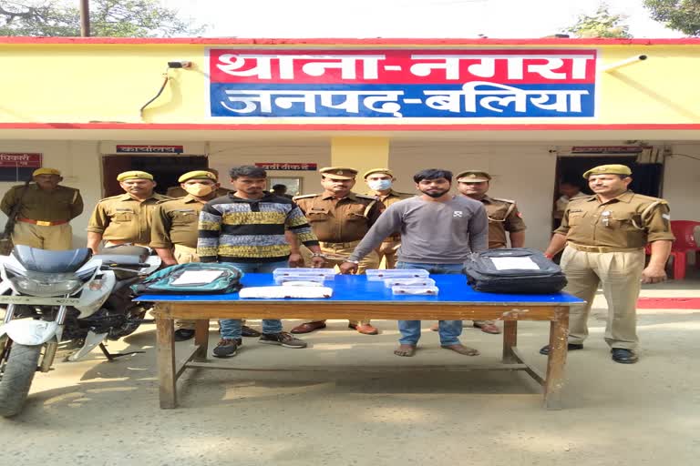 पुलिस गिरफ्त में आरोपी.