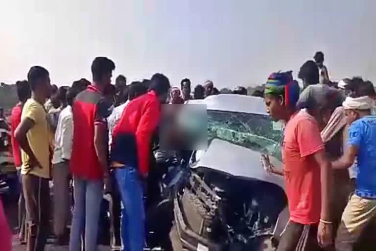 Four people died in road accident in jamtara