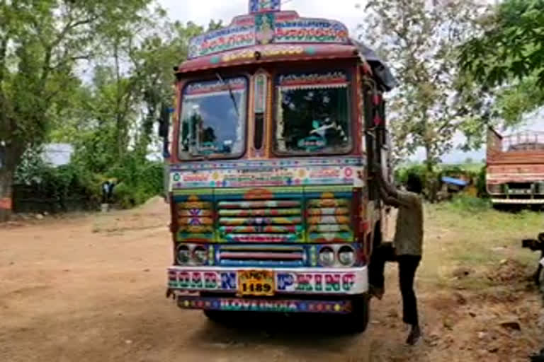 ಲಾರಿ ಚಾಲಕ ಕ್ಲೀನರ್​ ನಡುವೆ ಜಗಳ