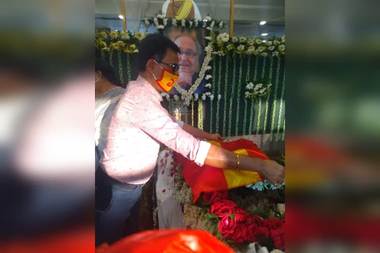 শেষযাত্রায় সৌমিত্র চট্টোপাধ্যায়কে লাল হলুদ পতাকায় মুড়ে দিল ইস্টবেঙ্গল