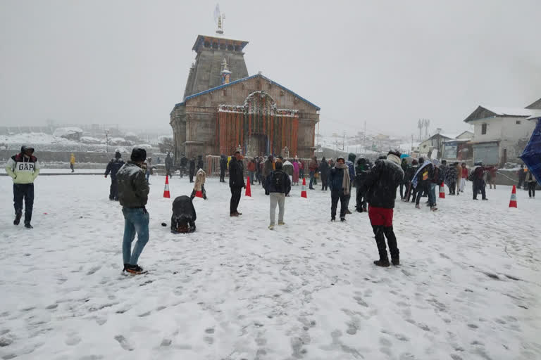 CM Trivendra and Yogi Adityanath visited Kedarnath amid snowfall