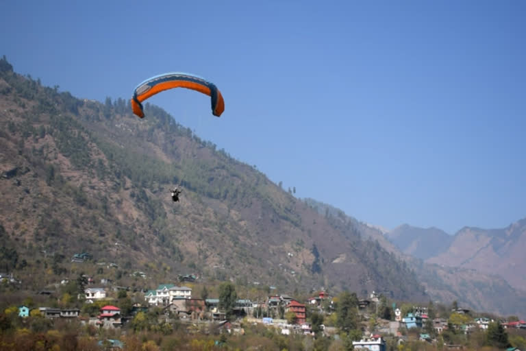 Tourists enjoying paragliding in Kullu Manali