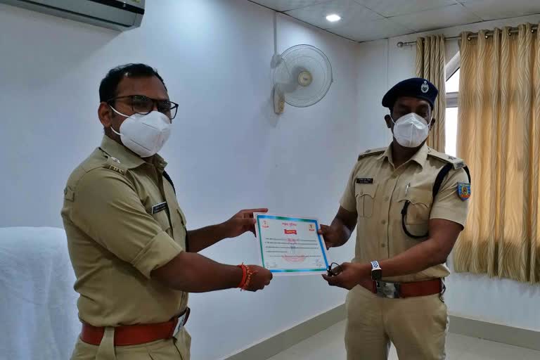 Four police officers rewarded in garhwa