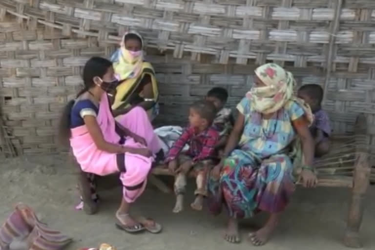 This Anganwadi worker in Nandurbar walks 14 Km everyday to provide Nutrition diet to pregnant women