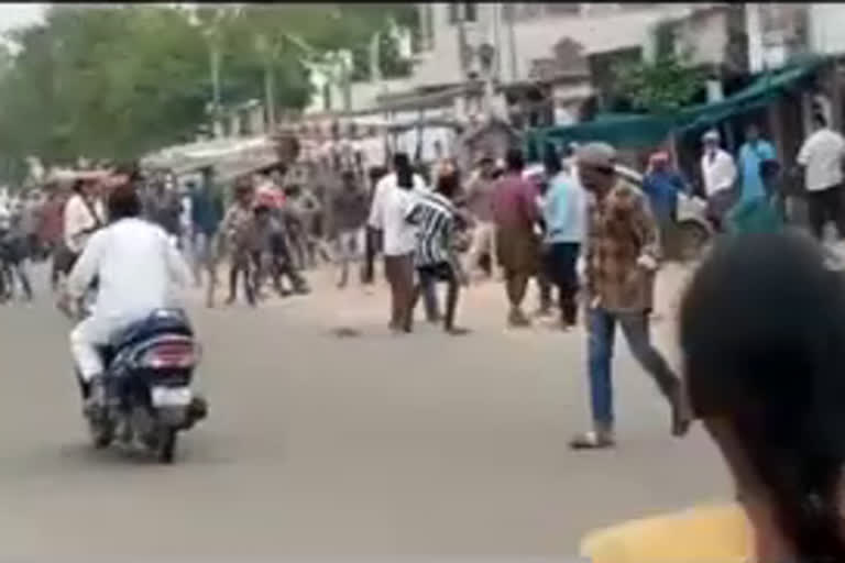 two groups fought on road ..10 injured  വോളിബോൾ കളിക്കുന്നതിന ചൊല്ലി സംഘർഷം  സംഘർഷം  fought on road