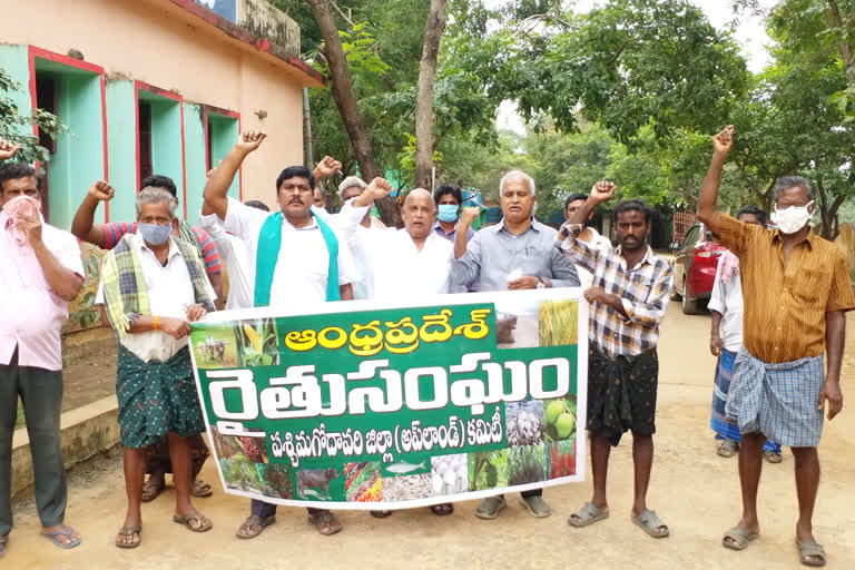 ఉంగుటూరు తహసీల్దార్ కార్యాలయం ఎదుట రైతుల ధర్నా