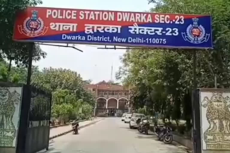 dwarka police arrest arrested firecrackers seller in shahabad mohammadpur village