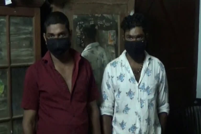 മലപ്പുറം  two arrested  wooden box meat  wooden box  two arrested with wooden box meat  malappuram  sunday night  ഫോറസ്റ്റ് റെയ്ഞ്ച്‌ ഓഫീസര്‍  വനപാലകര്‍  foresters  മരപ്പട്ടിയുടെ ഇറച്ചിയുമായി രണ്ട് പേർ അറസ്‌റ്റിൽ  മരപ്പട്ടിയുടെ ഇറച്ചി  മരപ്പട്ടി  രണ്ട് പേർ അറസ്‌റ്റിൽ  arrest  അറസ്‌റ്റ്  forest range officer  foresters