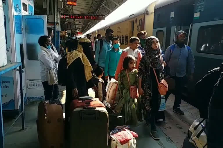 passengers happy with train running at jasidih station in deoghar