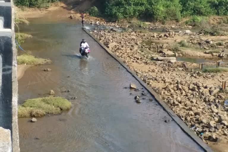 people in trouble due to bridge not repaired in dumka