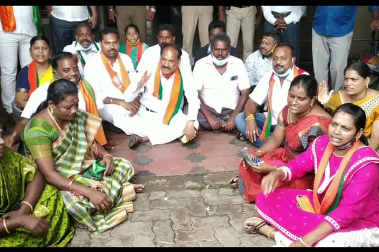 puducherry BJP protests to repair road in lawspaet