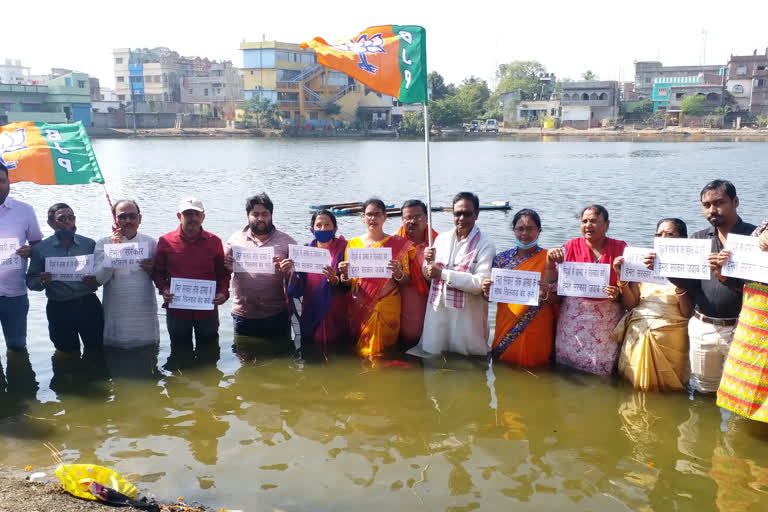 BJP leaders performed water satyagraha in Pakur