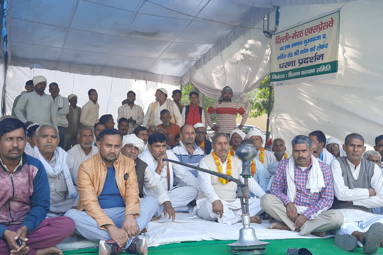 Farmers picket on Delhi Meerut Expressway, lockout warning in Modinagar Tehsil campus