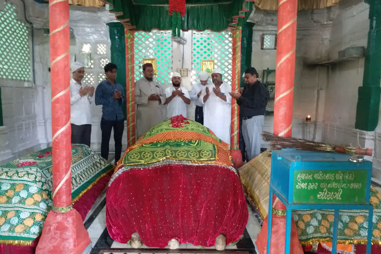 prayers offered to stop spread of coronavirus in dargah ahmedabad