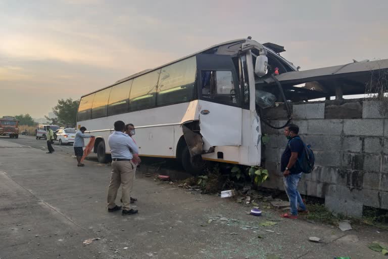 महाराष्ट्र में लक्जरी बस दुर्घटनाग्रस्त