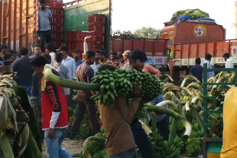 Fruit prices rise during Chhath Puja in Jharkhand