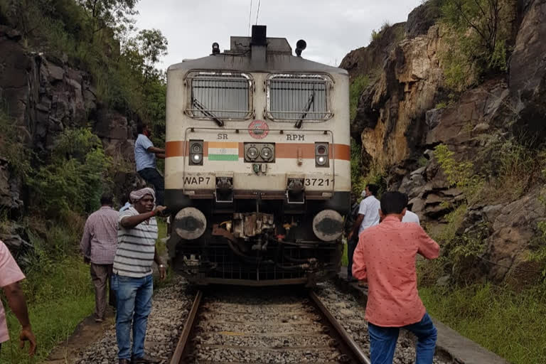 passengers removed  Rolled boulders in dindigul