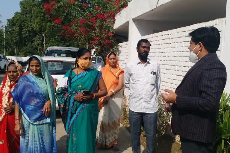 migrant labours met with gohana sdm for chhath puja