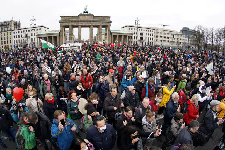 Berlin police forcefully disperse virus protesters