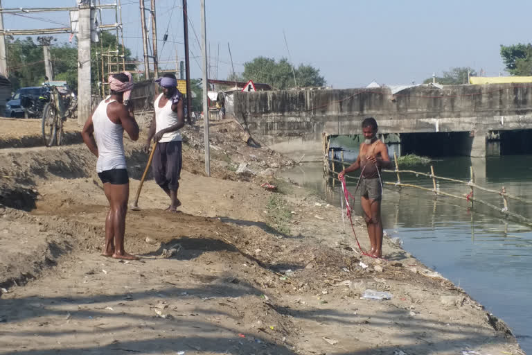 cleaning-different-ghats-on-the-eve-of-chhath-pooja