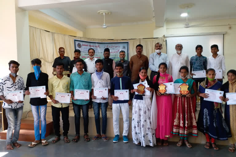 Gulbarga: Prizes were awarded to successful students in Seerat Quiz competition