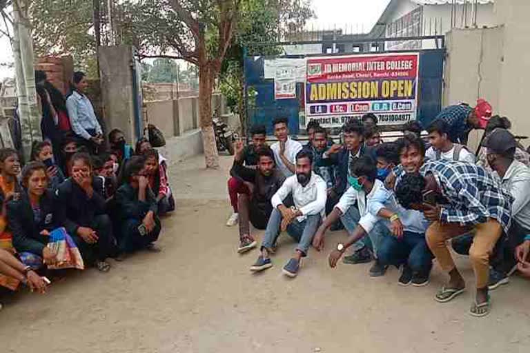 Demonstration of students at JD Memorial Inter College Gate in ranchi