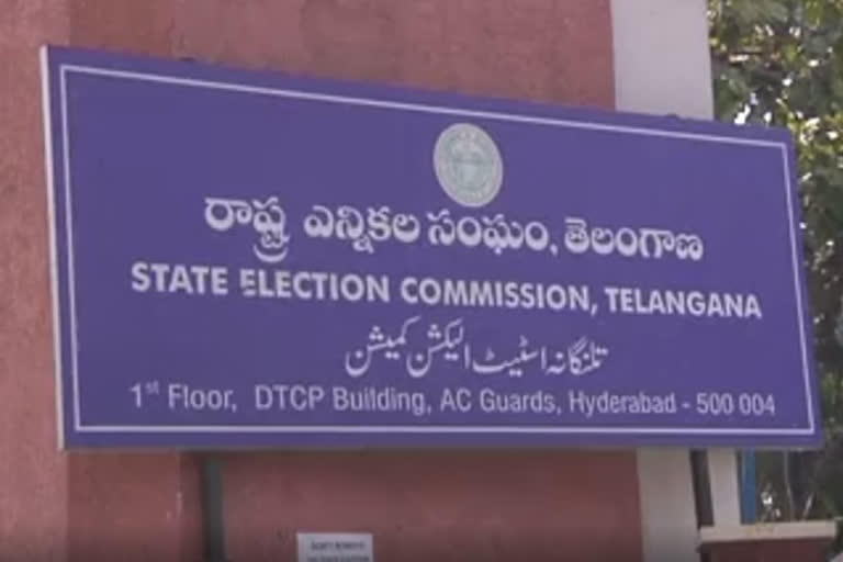 Greater Hyderabad Municipal Corporation  Telangana State Election Commission  stops flood relief distribution  തെലങ്കാനയിൽ വെള്ളപ്പൊക്ക ദുരിതാശ്വാസ ഫണ്ട് വിതരണം നിർത്തിവെച്ചു  വെള്ളപ്പൊക്ക ദുരിതാശ്വാസ ഫണ്ട് വിതരണം നിർത്തിവെച്ചു  ഗ്രേറ്റർ ഹൈദരാബാദ് മുനിസിപ്പൽ കോർപറേഷൻ തെരഞ്ഞെടുപ്പ്  ജിഎച്ച്എംസി തെരഞ്ഞെടുപ്പ്  തെലങ്കാന തെരഞ്ഞെടുപ്പ് കമ്മിഷൻ  stops flood relief distribution in GHMC