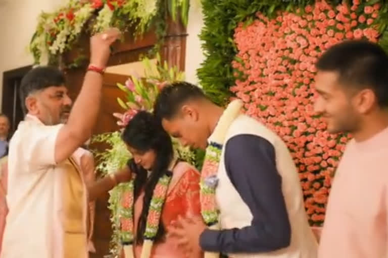 Shivakumars daughter engagement Siddhartha DK Shivakumar அமர்த்தியா, ஐஸ்வர்யா திருமணம் டி.கே. சிவக்குமார் மகளுக்கு இன்று நிச்சயதார்த்தம் டி.கே. சிவக்குமார் ஐஸ்வர்யா அமர்த்தியா நிச்சயதார்த்தம் காபி டே