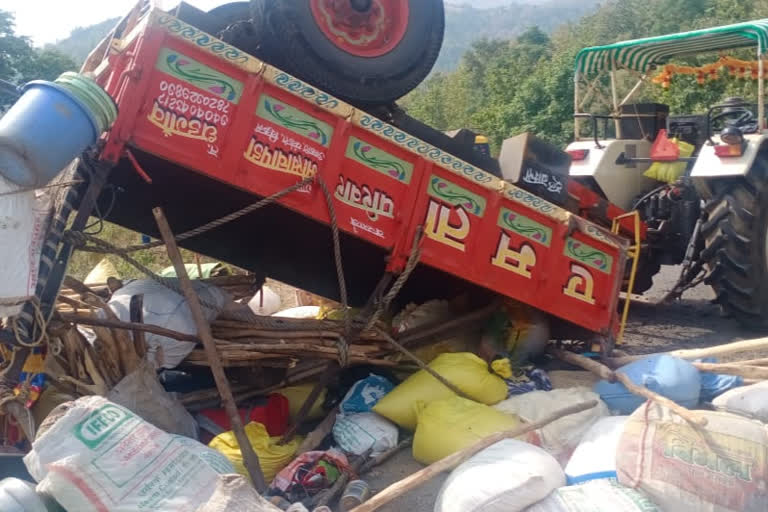 24 injured as tractor trolley overturns in Nandurbar district