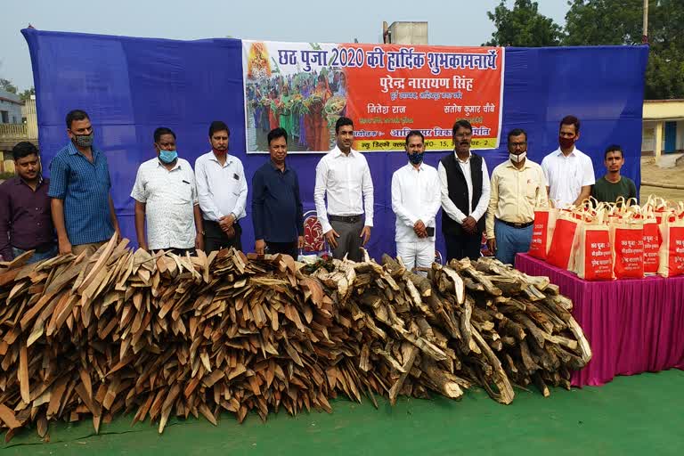 Distribution of material for Chhath Puja in Seraikela