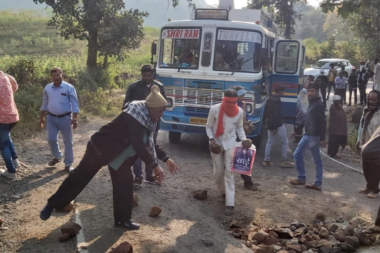 The bus ran after the passengers filled the potholes on the road in Amravati