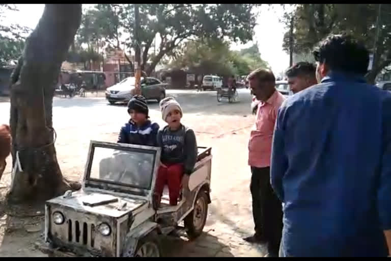 पोते की जिद पर दादा ने बनाई मिनी कार
