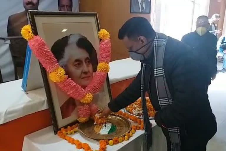 Tribute paid to Congress office on Indira Gandhi birth anniversary in shimla