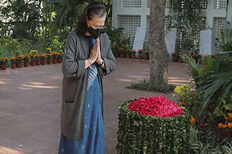 Sonia, Rahul pay homage to Indira Gandhi on her birthday