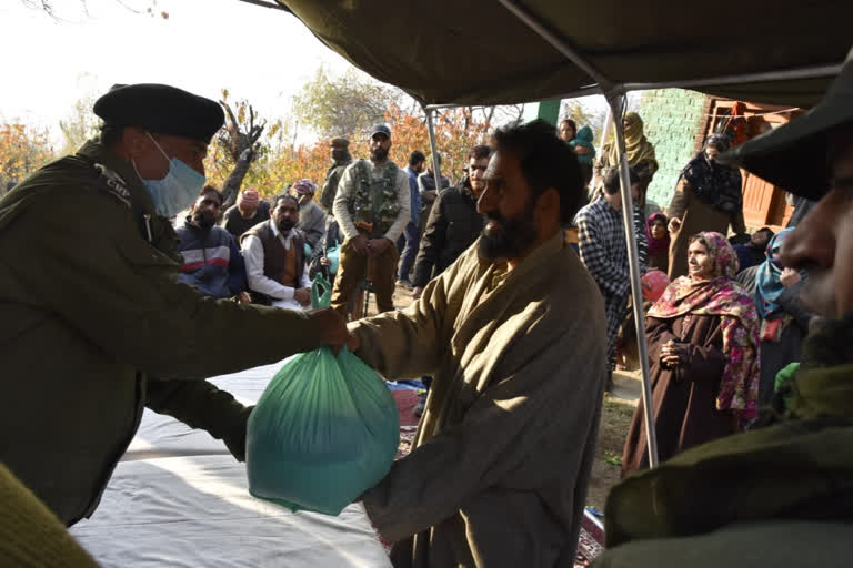 crpf 3rd batalion distributes food kits and masks among poor families in bandipora