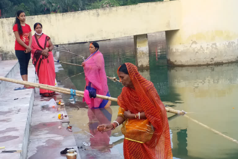 etv-bharat-reporter-inspected-chath-ghat-of-nakshatra-forest-in-ranchi