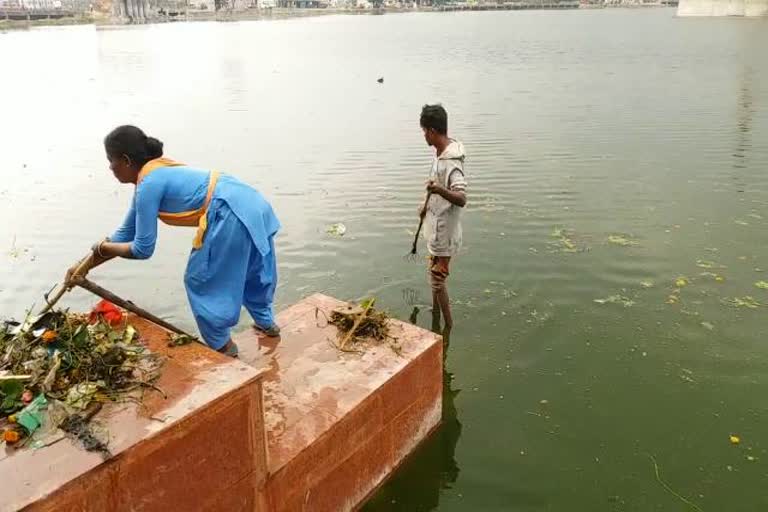 etv-bharat-reporter-inspection-bada-talab-chhath-ghat-in-ranchi