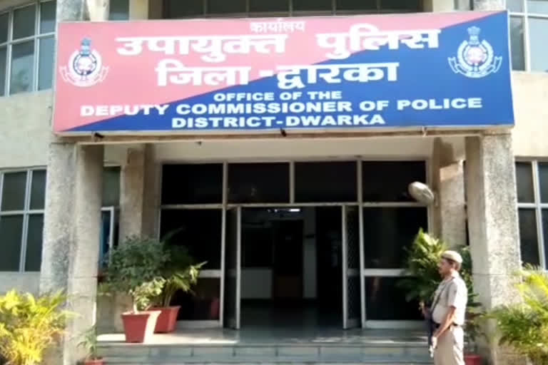 dwarka cyber cell caught four mobile theft accused