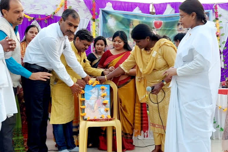 रानी लक्ष्मी बाई की जयंती मनाते लोग.