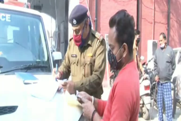 ambala police cut challan for those who roam without mask in market