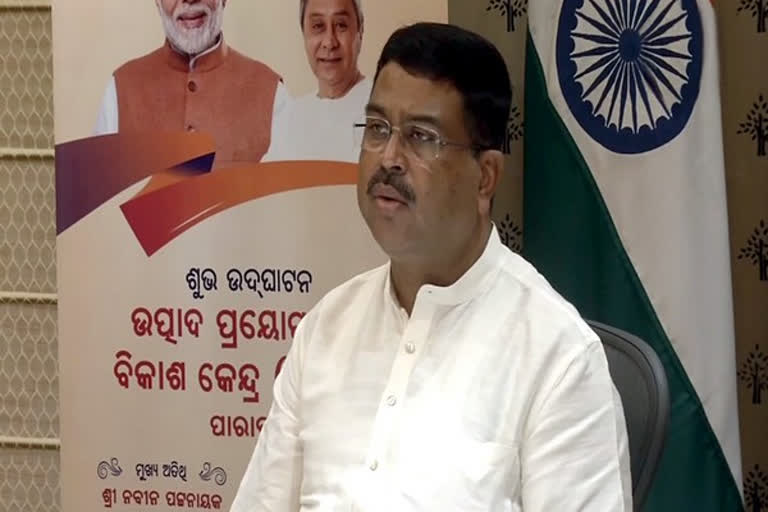 LNG pumps  Krishnanand Tripathi,  petroleum minister Dharmendra Pradhan  Govt to set up 1,000 LNG pumps in 3 years  3 വർഷത്തിനുള്ളിൽ 1,000 എൽ‌എൻ‌ജി പമ്പുകൾ സ്ഥാപിക്കാനൊരുങ്ങി സര്‍ക്കാര്‍  എൽ‌എൻ‌ജി പമ്പുകൾ  1,000 എൽ‌എൻ‌ജി സ്റ്റേഷനുകൾ  പ്രധാനമന്ത്രി നരേന്ദ്ര മോദി  ധർമേന്ദ്ര പ്രധാൻ