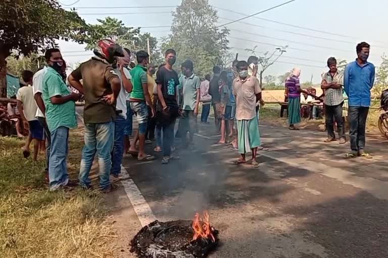 ଡ୍ରେନ ସମସ୍ୟା ସମାଧାନ ପାଇଁ ରାସ୍ତା ଅବରୋଧ କଲେ ଗ୍ରାମବାସୀ